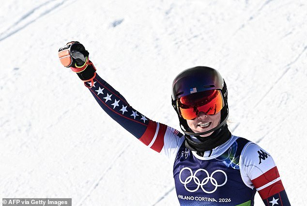 La esquiadora estadounidense Mikaela Shiffrin rompe a llorar cuando finalmente gana otra medalla de oro en los Juegos Olímpicos de Invierno de Milán.