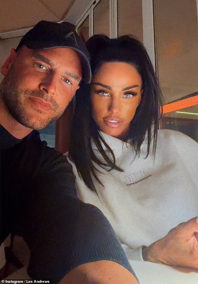 Katie Price, de 47 años, afirma que va a “tener un bebé” con su nuevo marido, Lee Andrews, mientras califica a su ex de “troll sin importancia” y se jacta de “soy la mujer femenina que se merece” en una perorata extraordinaria.