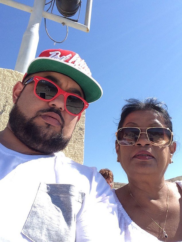 Hijo arrestado bajo sospecha de asesinato después de que se encontrara el cuerpo de una abuela de 74 años en su casa, mientras los vecinos llorosos rinden homenaje a “la persona más amable que jamás haya conocido”