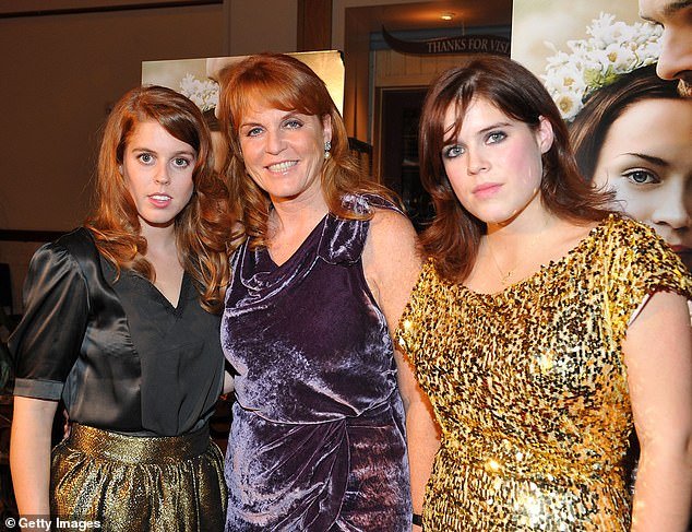 Las princesas Beatriz y Eugenia ‘en estado de ánimo’ tras el arresto de su padre Andrew, mientras se desconoce su destino y el de Fergie