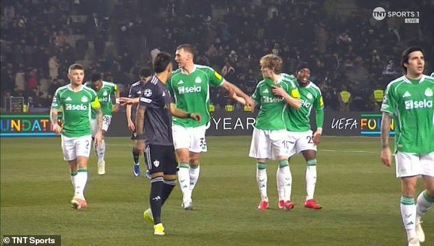 Las estrellas de Newcastle, Anthony Gordon y Kieran Trippier, deben ser separados por compañeros de equipo en un extraño choque mientras los jugadores abandonan el campo con Toon GANANDO 5-0 en los play-offs de la Liga de Campeones.