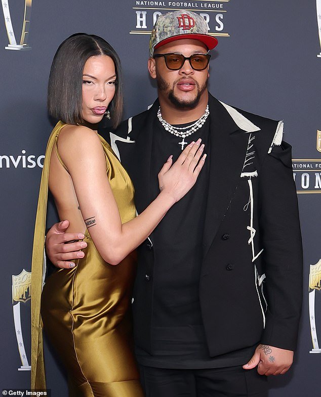 La estrella de los Buffalo Bills, Dion Dawkins, afirma que los empleados de JetBlue ‘robaron las joyas y los relojes Rolex de su prometida’ de su equipaje en una publicación salvaje en las redes sociales.