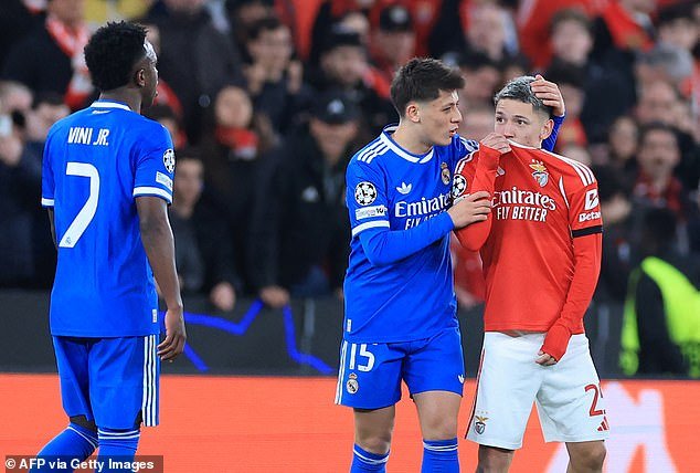 La ex estrella de la Premier League pide que los jugadores que se tapan la boca sean PROHIBIDOS después de que la estrella del Real Madrid Vinicius Jr fuera ‘abusado racialmente’ por un jugador del Benfica