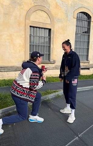 La estrella estadounidense de los Juegos Olímpicos de Invierno cambia una medalla por un anillo mientras le propone matrimonio a su novia patinadora de velocidad en Italia