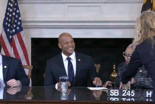 La estrella demócrata en ascenso que emergió como el nuevo enemigo de Trump sonríe de oreja a oreja mientras impide que ICE trabaje con su policía local.