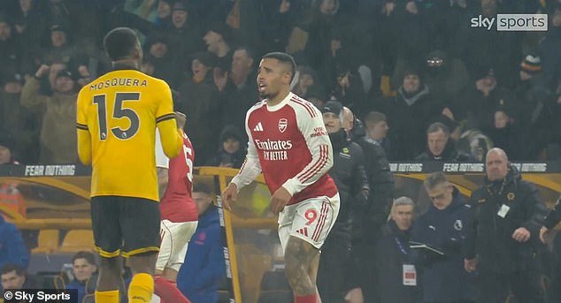 La estrella del Arsenal provoca un scrum a tiempo completo después de que los Gunners desperdiciaran una ventaja de dos goles contra los Wolves en la liga, en un gran giro en la carrera por el título.