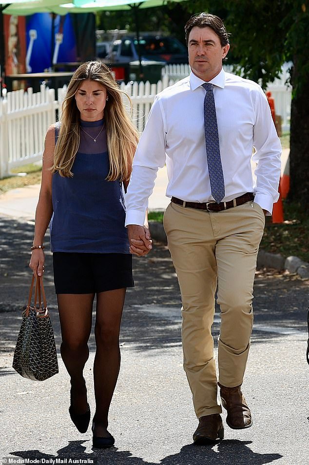 La esposa del luchador del Outback Matt Wright explota en furiosa perorata por las acusaciones sobre su esposo mientras él cumple sentencia de prisión después de un fatal accidente de helicóptero.