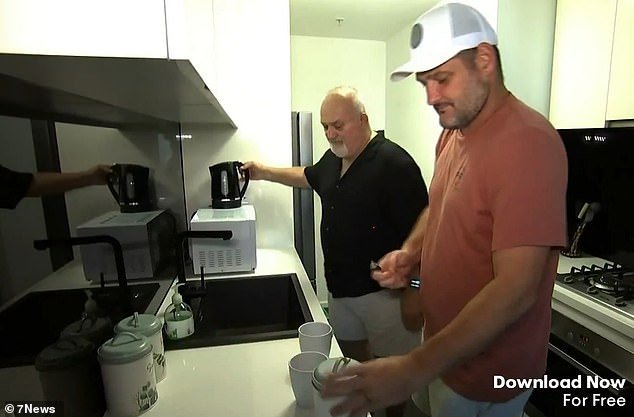 Brendan Fevola y su padre hablan de un “insoportable” problema de salud que obligó al gran Carlton a perderse sesiones de entrenamiento en la cima de su carrera.