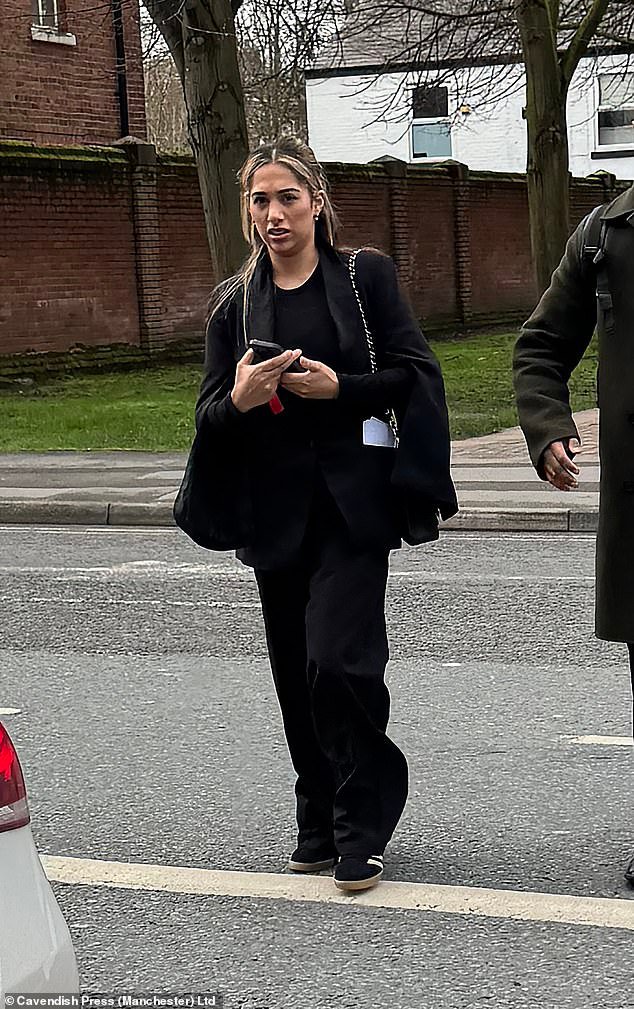 Una esteticista encontrada con un crack hippie en su BMW de lujo tras ser parada por la policía en la autopista por conducir con sólo tres neumáticos