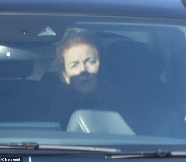 ‘Fergie puede acabar teniendo que contar su historia a la policía’: la ‘tóxica’ Sarah Ferguson está ‘quebrada y en mal estado’ tras el arresto de Andrew… y recurre a los Emiratos Árabes Unidos en busca de dinero porque ‘todo el mundo quiere tenerlo’