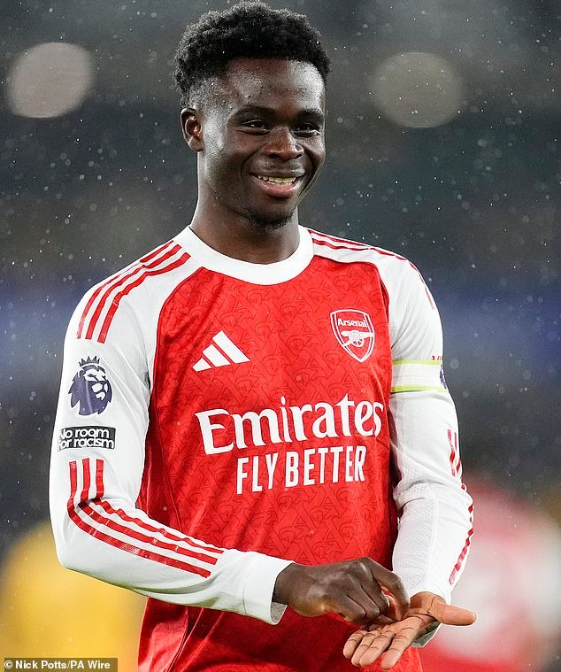 Con su nuevo contrato de cinco años, su vínculo especial con el club, su sonrisa de megavatio, su aliento a Inglaterra y su historia de superación de tiempos oscuros, Bukayo Saka puede ser quien saque al Arsenal de su pesimismo, escribe IAN HERBERT.