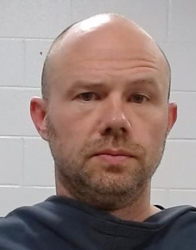 Amber Glenn, ex entrenadora de la medallista de oro en patinaje artístico de los Juegos Olímpicos de Invierno de EE. UU., arrestada por agresión sexual