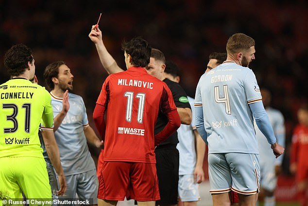 El defensa de Motherwell, Paul McGinn, dice que la moda del VAR en el fútbol escocés ha ido demasiado lejos… cuando su famoso hermano John interviene con una salvaje reprimenda por el estado del arbitraje al norte de la frontera.