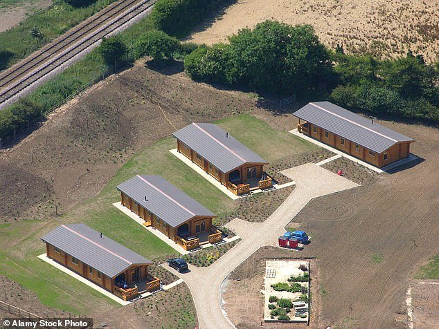 Los cuerpos de una niña de 15 años y un niño de 17 fueron encontrados en un parque de vacaciones, mientras la policía arresta a un hombre en conexión