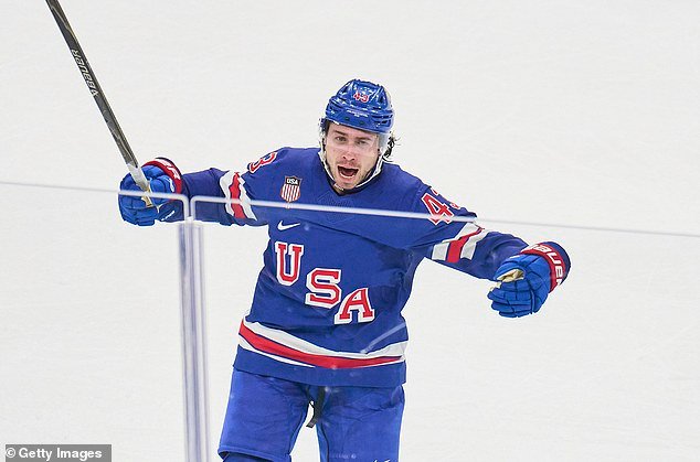 Los estadounidenses se están volviendo locos por el héroe patriótico del hockey del equipo de EE. UU. después de una serie de protestas contra Trump en los Juegos Olímpicos de Invierno.