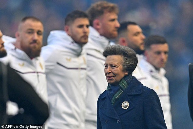 La princesa Ana confunde torpemente al jugador de rugby de Inglaterra con la estrella de Celebrity Traitors, Joe Marler, diciendo que es “¡terriblemente divertido en la televisión!”.