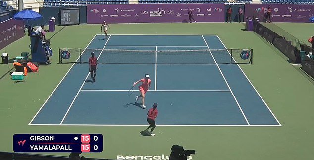 Momento loco, los tenistas se ven obligados a huir en medio de un partido de terroríficos intrusos en la cancha