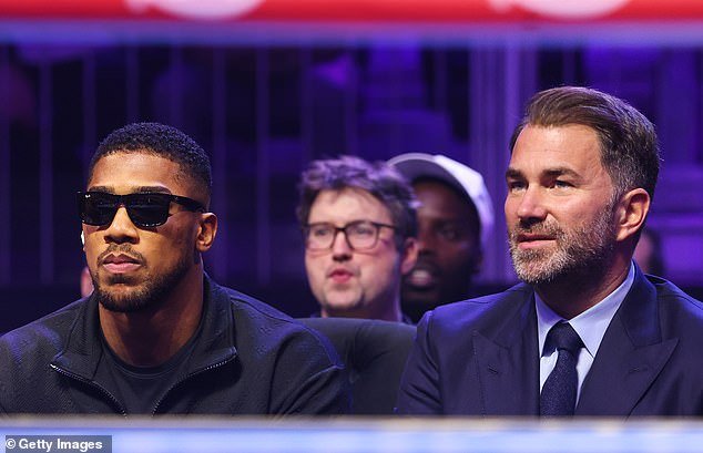 Revelado: Cuando Anthony Joshua considera regresar al boxeo después de que dos amigos cercanos murieran en un accidente automovilístico, mientras Eddie Hearn brinda información actualizada sobre la pelea con Tyson Fury