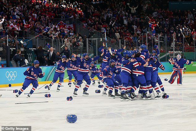 Éxtasis para el equipo de EE. UU. al vencer a su acérrimo rival Canadá en un salvaje thriller de tiempo extra para ganar el oro en hockey en los Juegos Olímpicos de Invierno.