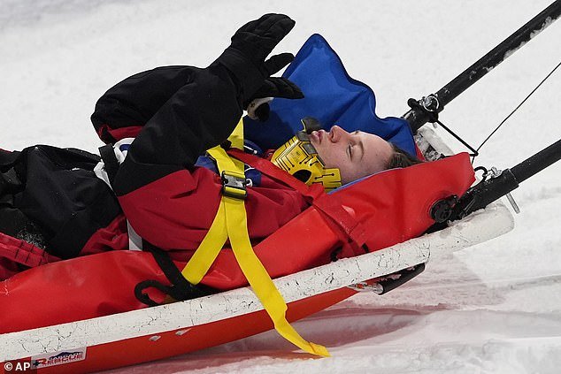 Horror en los Juegos Olímpicos de Invierno: un esquiador canadiense en camilla después de una caída repugnante durante un evento de halfpipe