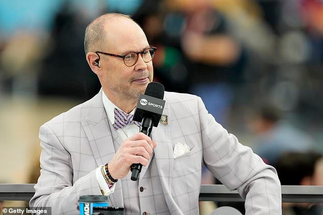 El icónico presentador de la NBA ‘da un paso atrás’ del papel de anfitrión de March Madness mientras la ex estrella de la NFL asume el cargo