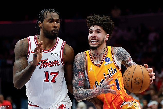 La estrella de la NBA, LaMelo Ball, niega extrañamente haber huido de la escena de su accidente automovilístico en Charlotte… a pesar del video que lo muestra conduciendo un Lamborghini.