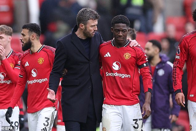 Michael Carrick elogia al “increíble” Kobbie Mainoo: el jefe del Manchester United habla sobre la decisión de traer a un joven del frío tras el exilio de Ruben Amorim