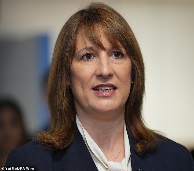 Los aumentos de impuestos de Rachel Reeves la ayudan a lograr un superávit presupuestario récord, pero la canciller aún supervisa el quinto endeudamiento más alto registrado