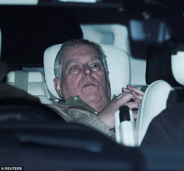 Andrew Mountbatten-Windsor DEBE ser removido de la línea de sucesión real, dice el ministro mientras la policía registra el Royal Lodge por tercer día