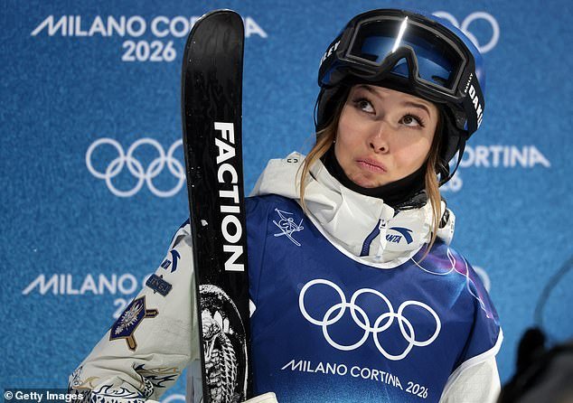 Eileen Gu sufre OTRA caída brutal en los Juegos Olímpicos de Invierno y admite que se siente como un “saco de boxeo” tras su decisión de representar a China.