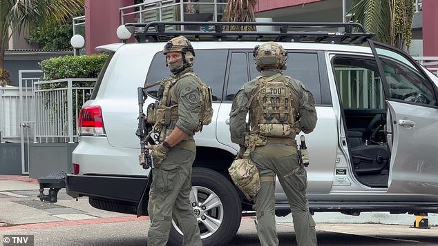 Escenas dramáticas en las que agentes de policía tácticos asaltan un aparcamiento subterráneo en Liverpool y arrestan a un hombre en la cercana Busby después de un aterrador allanamiento de morada.