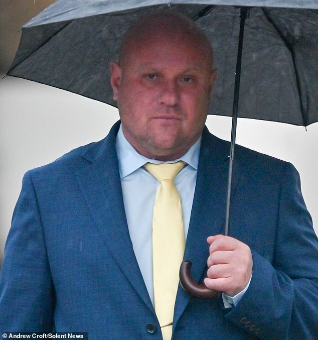 El supervisor de seguridad vial que mató a un peatón mientras ‘conducía a casi el doble del límite de velocidad’ y la cargó 136 pies sobre su capó evita la cárcel