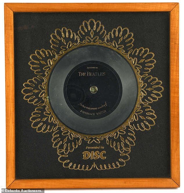 Premios otorgados a los Beatles en el apogeo de su fama y escondidos durante más de 60 años se venderán en una subasta