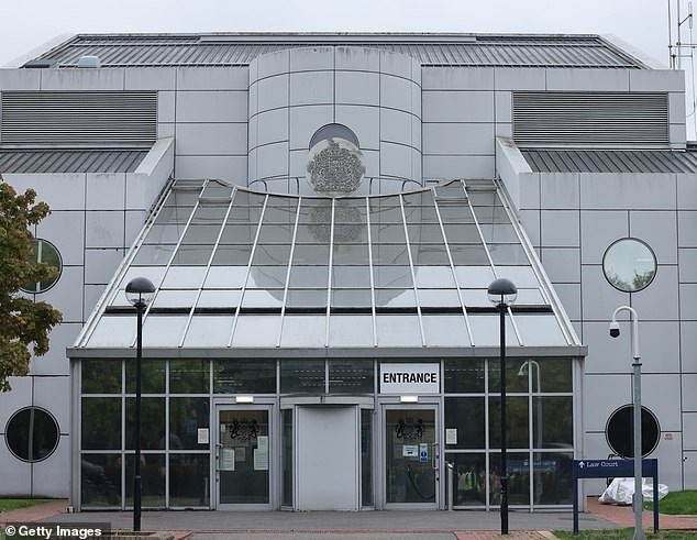 Un niño de tres años muere tras ser ingresado en el hospital con “heridas graves”, mientras un hombre y una mujer son acusados de su asesinato