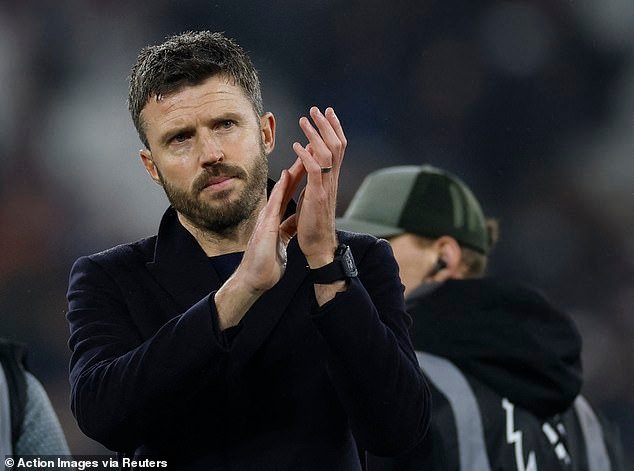 Michael Carrick dice que está “orgulloso de lo que Man United representa” después de la controvertida afirmación del copropietario Sir Jim Ratcliffe de que el Reino Unido ha sido “colonizado por inmigrantes”.