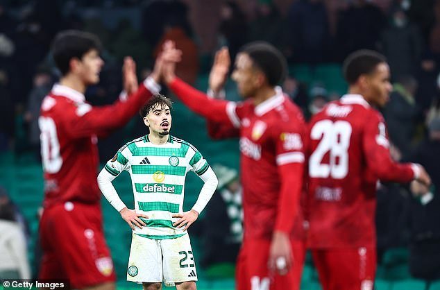 Aficiones protestando, concesiones de goles baratas, ambiente monótono, abucheos de Kasper Schmeichel… La derrota del Stuttgart resume TODO lo que salió mal en el Celtic