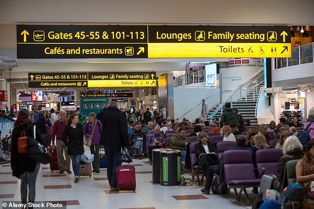 Hombre ‘que portaba armas’ arrestado en el aeropuerto de Gatwick mientras la policía invadía la estación