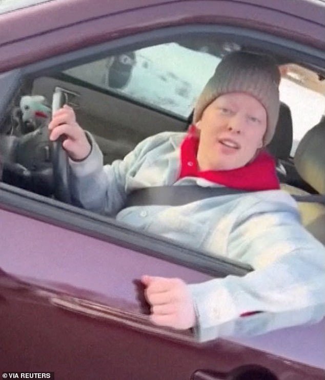 Una familia británica dice que cancelaron unas vacaciones en Disney World valoradas en 16.000 dólares porque sus hijos pequeños estaban molestos por los asesinatos de Renee Nicole Good y Alex Pretti, mientras el número de turistas estadounidenses se desploma en un 11%.