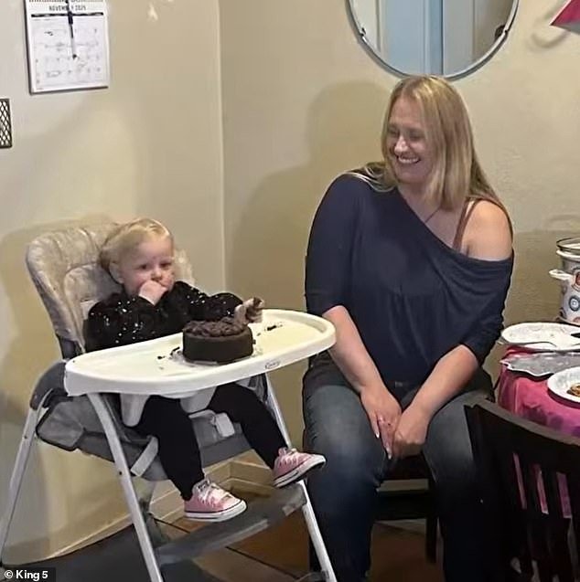 La detención de ICE de una madre británica provocó furia en el estado liberal de Washington… pero ahora han surgido detalles espantosos de su pasado.