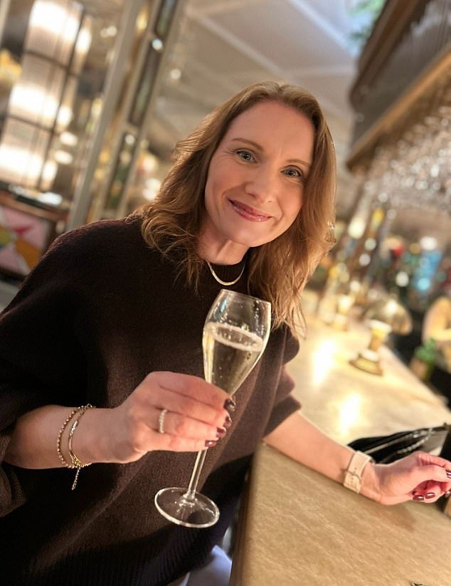 La policía está iniciando una investigación por asesinato después de que una “amable, desinteresada y leal” madre de dos hijos, de 47 años, muriera una semana después de resultar gravemente herida en un ataque.