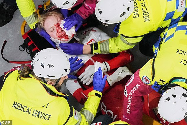 Patinador de velocidad de los Juegos Olímpicos de Invierno quedó estirado en un desastre sangriento después de haber sido cortado en el OJO por el patín de su rival