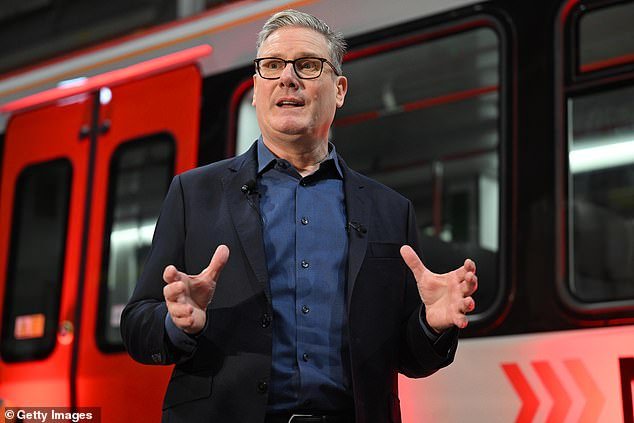 ‘Hace que Gran Bretaña parezca poco confiable y débil’: altos funcionarios militares le dicen a Starmer que debe permitir que Estados Unidos use sus bases para atacar a Irán