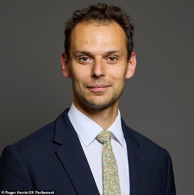 El ministro de Trabajo acusado de pagar a una empresa de relaciones públicas para difamar a periodistas tenía un contrato con una empresa que redactó el informe, revela una nueva filtración