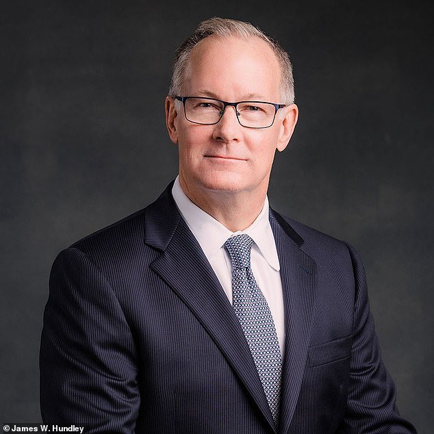 El principal abogado que reemplazó a la reina de belleza de Trump fue despedido sensacionalmente por el Departamento de Justicia después de pocas horas en el trabajo