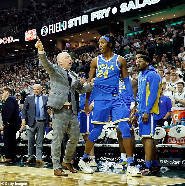 El entrenador de baloncesto de UCLA, Mick Cronin, se disculpa humilladamente ante su propio jugador después de expulsarlo del juego por una falta controvertida.