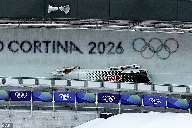 Piloto de bobsleigh hospitalizado en los Juegos Olímpicos de Invierno después de un terrible accidente durante una final de cuatro hombres; el evento se retrasó más de 20 minutos mientras recibía tratamiento médico urgente