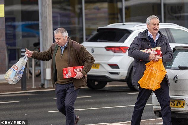 El equipo de seguridad de Andrew se abastece de cerveza y fideos después de llevarlo a casa desde la estación de policía después de su arresto.