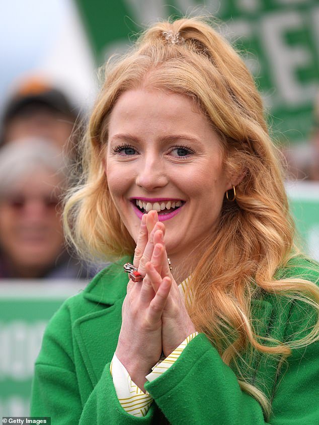 La candidata del Partido Verde, Hannah Spencer, ha sido tildada de “hipócrita acaparadora de propiedades” con una cartera de propiedades de £1,2 millones y consejos para intimidar a los compradores y hacer subir los precios.