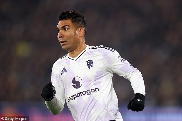 El centrocampista del Man United Casemiro “podría unirse al Inter Miami este verano” después de confirmar su salida de Old Trafford, con otros dos clubes “persiguiendo su fichaje”.