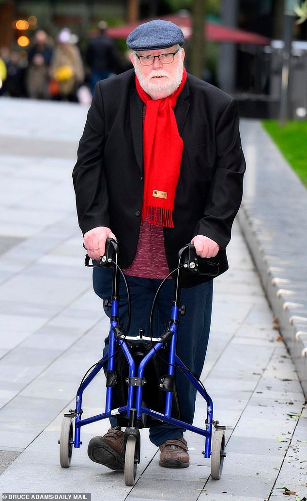 El exjefe del banco cooperativo caído en desgracia, apodado el ‘Metodista de Cristal’, devuelve 185.000 libras esterlinas que le robó a una solterona, pero ahora el dinero está atrapado en un limbo legal.